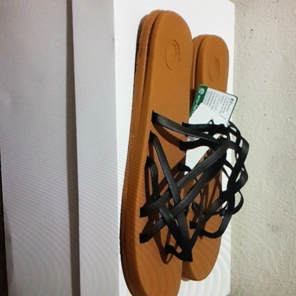 Volcom sandals size 8